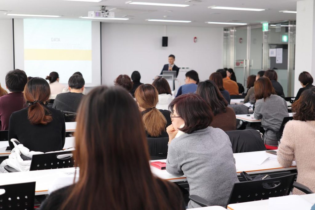Language learning (lecture, instructor, lecture room)